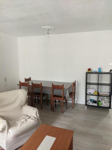  Piso de dos habitaciones, salón comedor, cocina y baño in Lugo