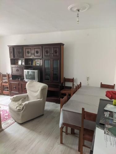  Piso de dos habitaciones, salón comedor, cocina y baño in Lugo