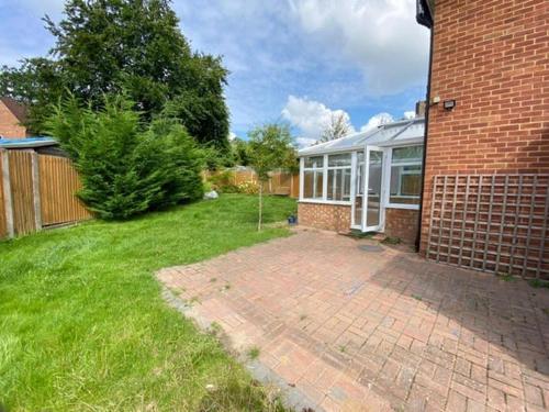 Stunning Spacious 4 bedroom house with garden and parking