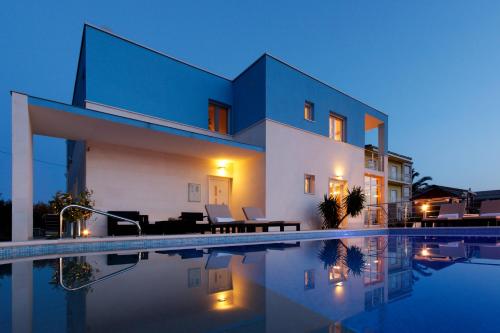Villa Mermaid Your Croatian Haven with Luxury Pool and Scenic Views Podstrana