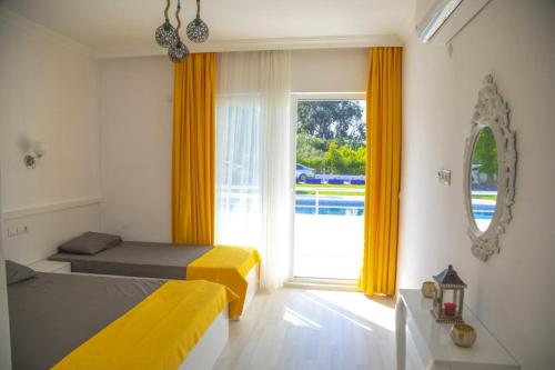 1 queen bed, 2 twin beds