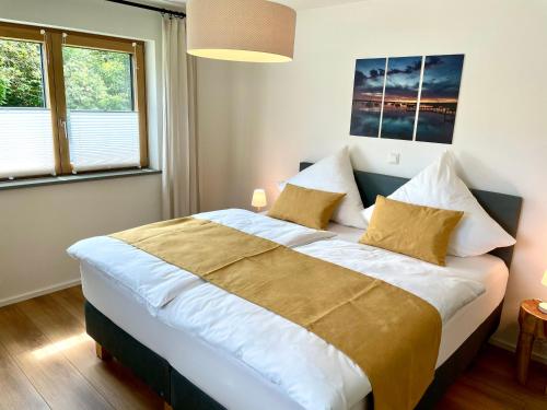 Bed, Sweet Home Apartment Ammersee - eco-friendly, Boxspring, Garden, WiFi in Inning am Ammersee