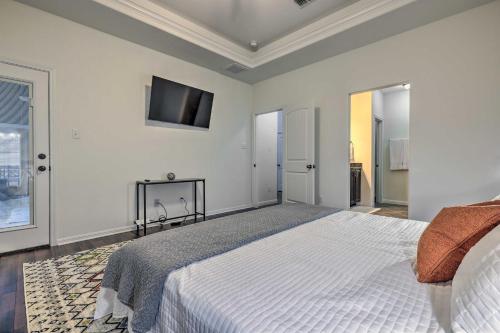 Gorgeous Luxury Home with Hot Tub Just 3 Miles to Dtwn