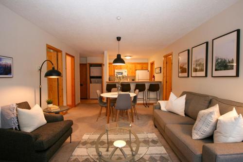 B&B Sun Peaks - CRYSTAL FOREST 2BR Ski In Ski Out with PRIVATE Hot Tub - Bed and Breakfast Sun Peaks