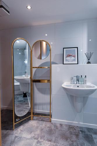 The Skyline Suite - *Private Balcony* *Views*, Glasgow (photo 3)