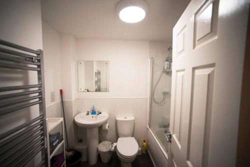 A Cosy 3-bed Family House in Liverpool sleeps 6 with parking spaces