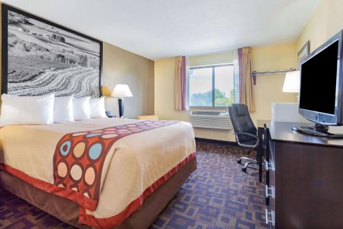 Super 8 by Wyndham Decorah - image 9