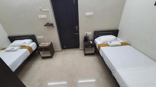 Superior Twin Room image 3