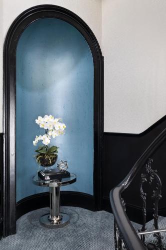 The Crescent Hyde Park - image 4