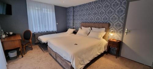 1 queen bed, 1 sofa bed