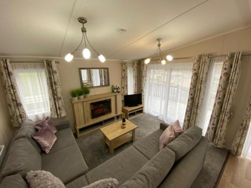 C04 - Beechwood Lodge with Hot Tub - Rachub