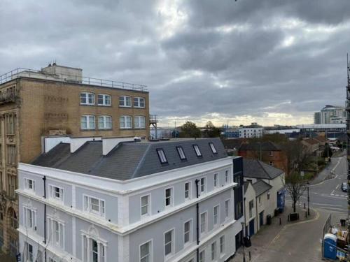 Stunning flat w 2BR, 6 mins drive in City Centre