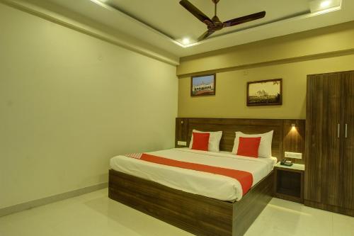 . OYO 26698 Hotel Shringar Palace