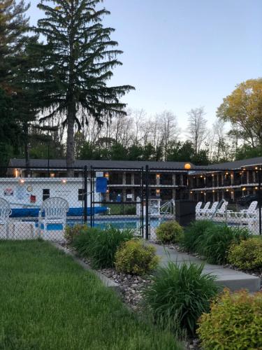 Amber's Inn and Suites - image 8