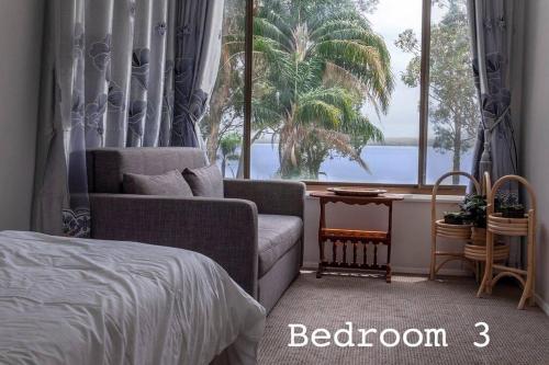Getaway Lakefront Environmental House on Lake Macquarie with Water View in Mannering Park