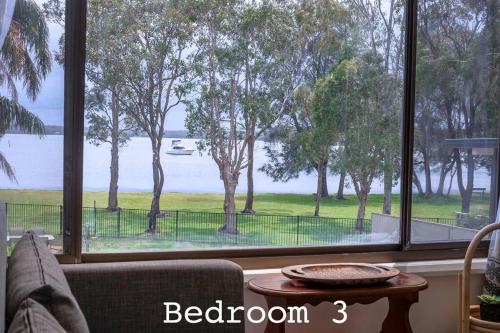 Getaway Lakefront Environmental House on Lake Macquarie with Water View in Mannering Park