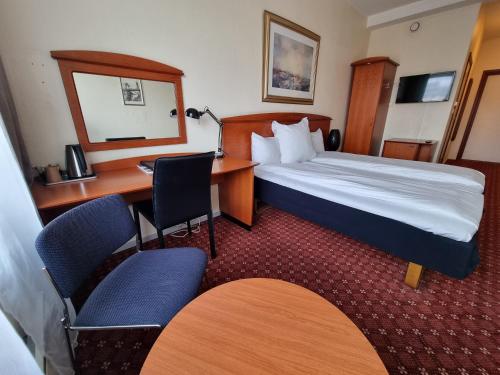 Twin Room image 4