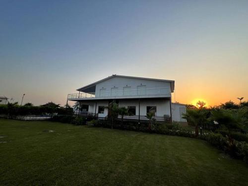 Splendid 4BED ROOM Luxury Farmhouse with Swimming Pool