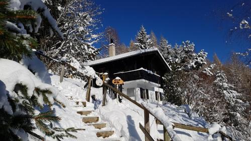 Charming chalet with panoramic view and private garage in Gruyère, Pension in Greyerz