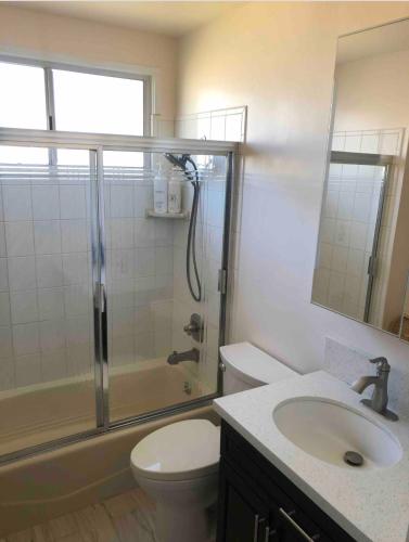Cheerful, Beautifully Remodeled, Modern, Comfortable Home thumb 2
