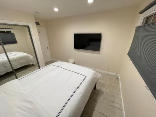 Cheerful, Beautifully Remodeled, Modern, Comfortable Home thumb 4