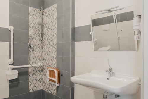 King Room with Roll-In Shower - Disability Access