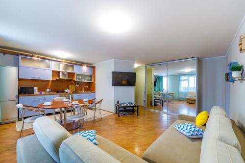 Просторная квартира ROOMTOUR с большои гостинои ТРЦ ГРАНАТ McDonalds Large apartment with a large li