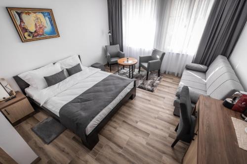 1 queen bed, 1 sofa bed