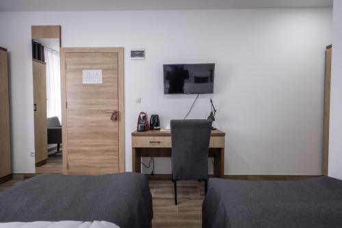 2 twin beds, 1 sofa bed
