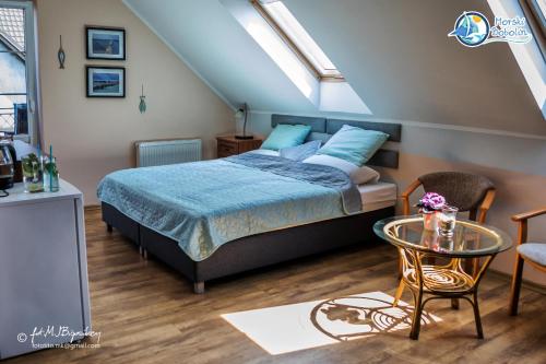 2 twin beds, 1 sofa bed