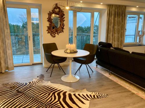 Penthouse mit Dachterrasse, Meerblick, Klimaanlage, Gasgrill, Kamin, Luxus-Design-Apartment, 2 Minuten zum Strand, Binz (Foto 8)