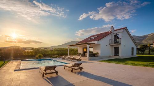 Villa Cvita with big pool between Split & Trogir - Accommodation - Kastel Novi
