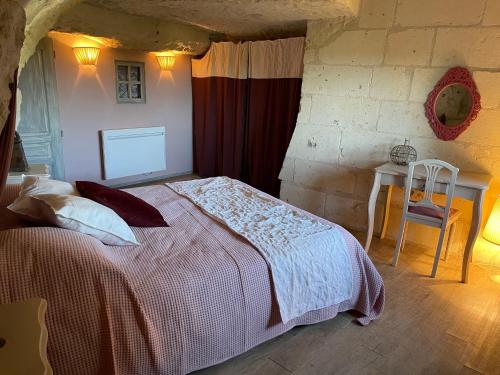 L’escale Troglo au bord de la Loire in Souzay-Champigny