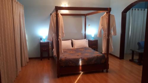 Ivy House - A Private House for you and your group with pool, garden, oceanview