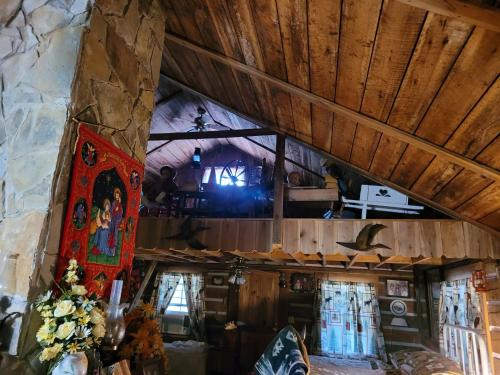 Mountain Memories Cabin Rental in Booneville, USA