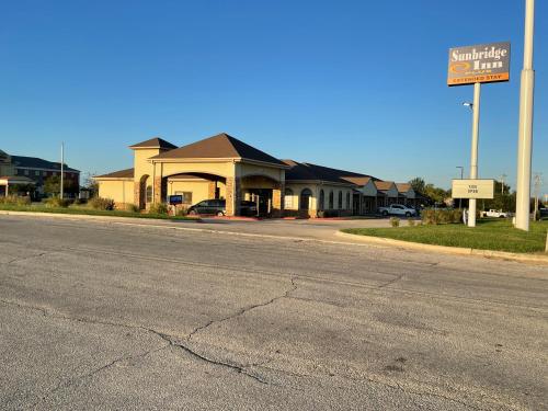 Sunbridge Inn & Suite Extended Stay - 숙소 외관