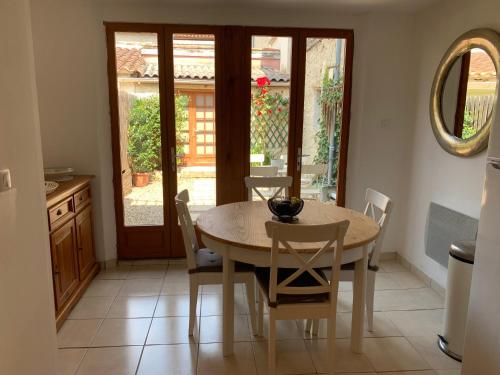 Maison cosy cœur de bastide+ cour + vue sur toits in Eymet