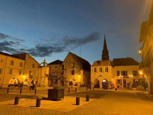 Maison cosy cœur de bastide+ cour + vue sur toits in Eymet