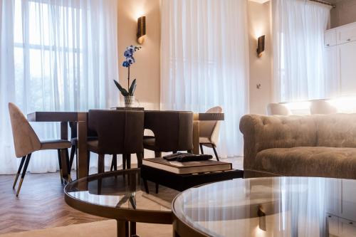 Park Crescent - 5 Star Luxury 2-bedroom Apartment overlooking private gardens