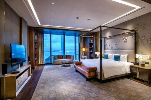 HUALUXE Xiamen Haicang Habour View - An IHG Hotel