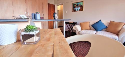 KA5 Spacious garden cottage with host that spoils you, Smart TV, WiFi, fully equipped kitchenette, w