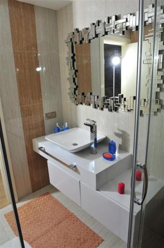 Luxurious Home with Jacuzzi and Magnificent Sea View near Beach in Antalya