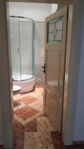 Private room in shared luxurious palace like apartment with 2 bathrooms incl whirlpool