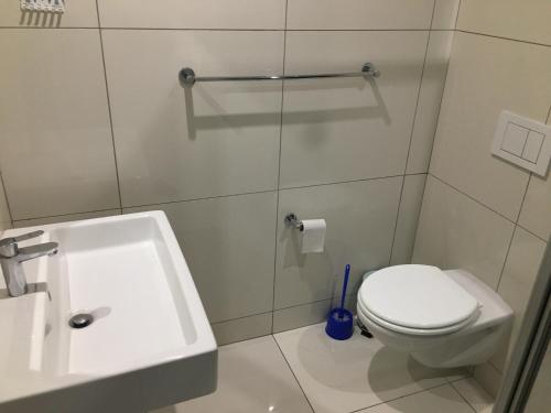 2 bedroom penthouse apartment with pool & gym