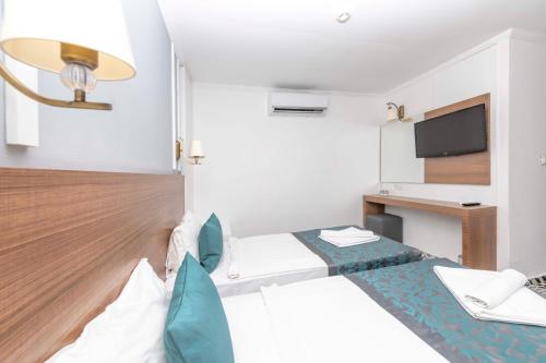 2 twin beds