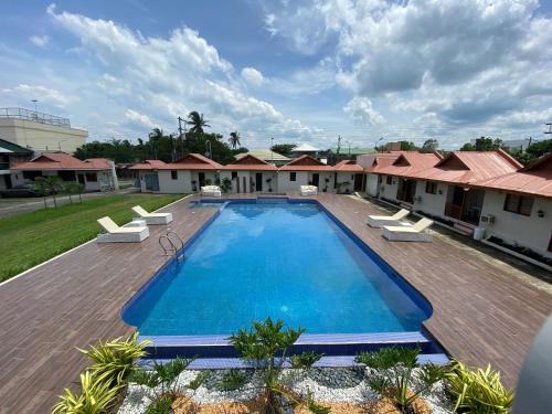 Swimming pool, Shoreland Beach Resort by Cocotel in Bucana