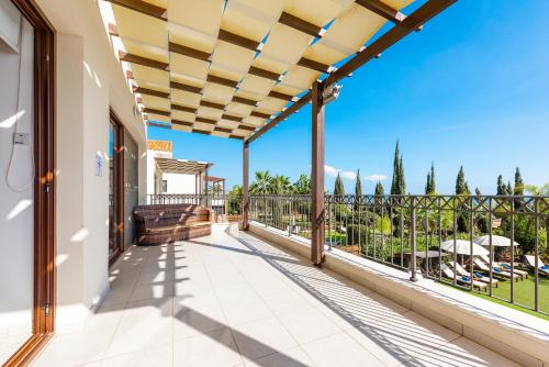 Sea Front Oceanus H2 by Ezoria Villas in Sotira