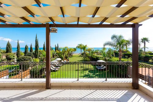 Sea Front Oceanus H2 by Ezoria Villas in Sotira