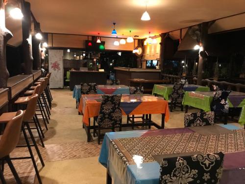 Restaurant, Khao Sok River Lodge Hotel in Phanom