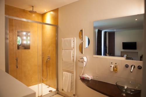 Bathroom, Hotel La Beauze in Aubusson